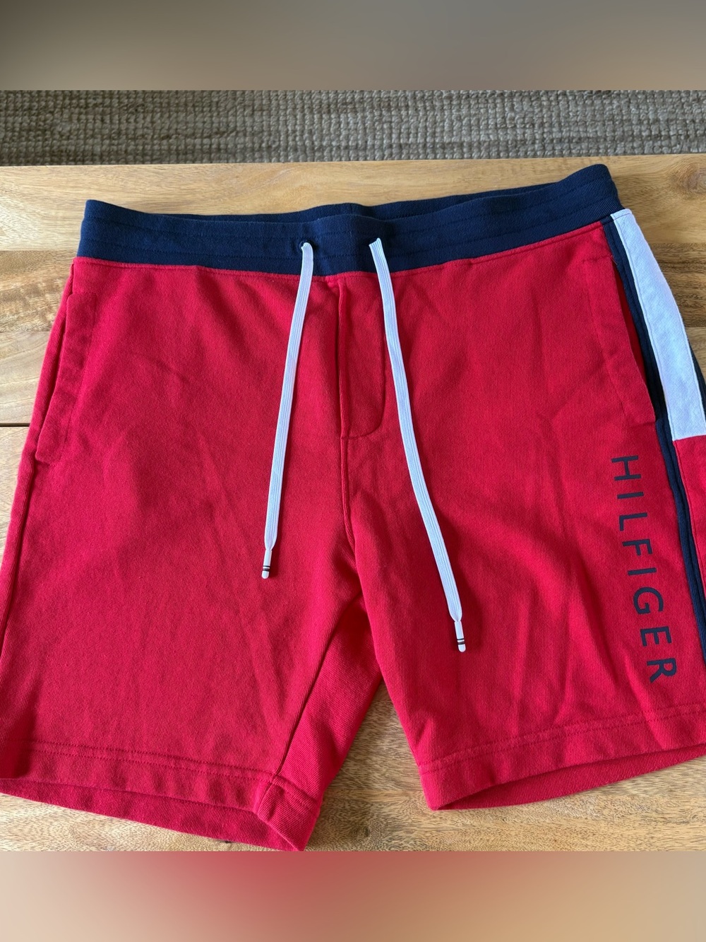 Tommy Hilfiger Men’s Navy and Red Logo Fleece Sweat Shorts Size Large